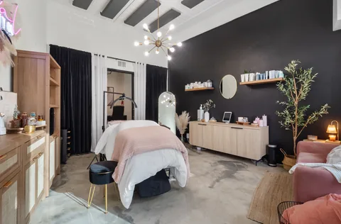Office 7 — Storefront Suite — interior photo 2