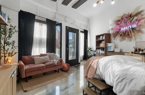 Office 7 — Storefront Suite — interior photo 3