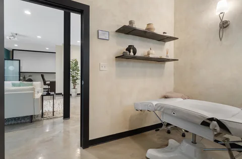 Suite 2 — interior photo 2